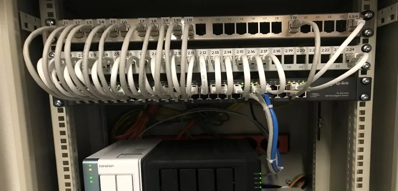 Netzwerkschrank mit Patchfeld, gebündelten Leitungen und Netzwerkspeicher