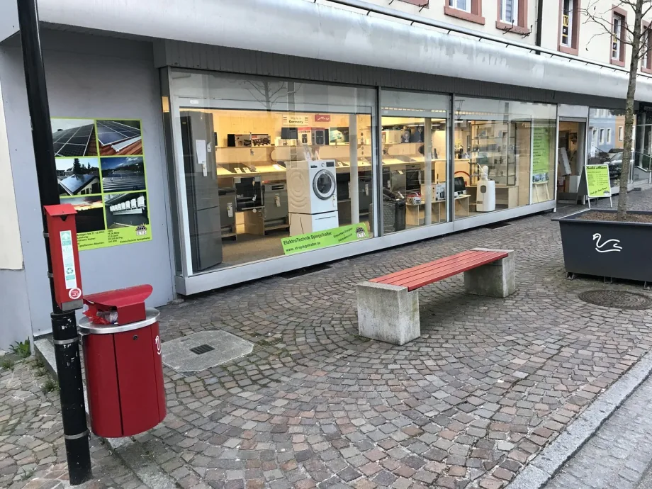 Das Haus in der Schönauer Straße 16 in Zell im Wiesental mit Schaufenstern und Sitzbank davor