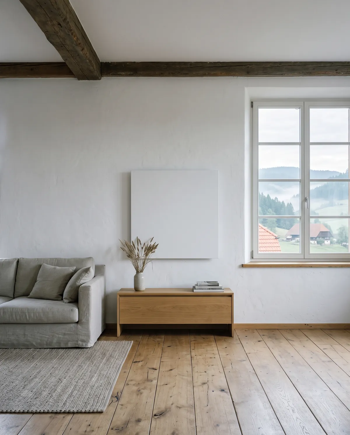 Heller Wohnraum mit flacher weißer Infrarotheizung an der Wand